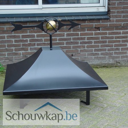 Schoorsteenkap zadeldak met windwijzer wereldbol