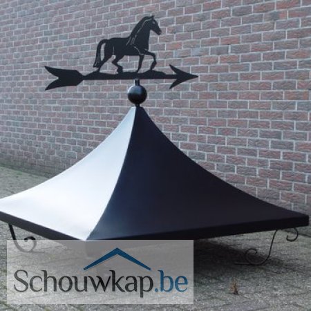 Getoogde schoorsteenkap met krulpoten en een windwijzer paard!